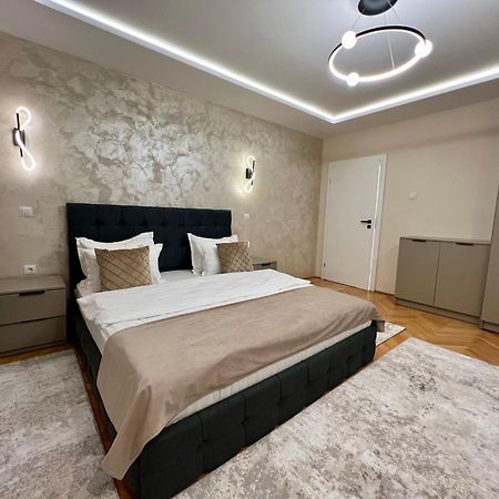 Prestige Aparthotel Braşov Esterno foto